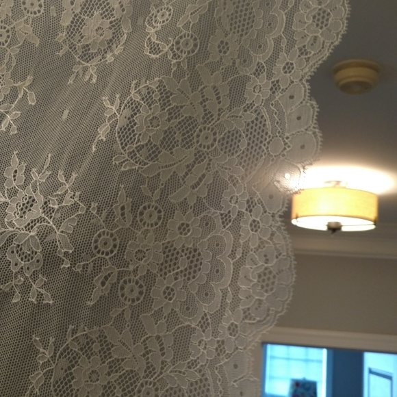 Genuine Spanish lace bridal mantilla veil - Picture 6 of 10